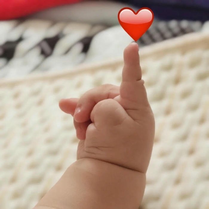 Cute Hand Pic for DP trendy