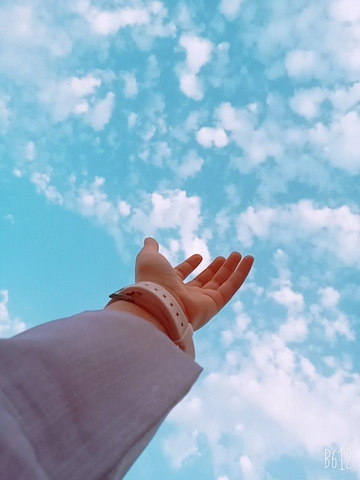 romantic couple hand pic for dp 