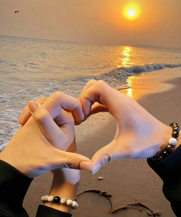 cute dp for girls 4 friends hand 