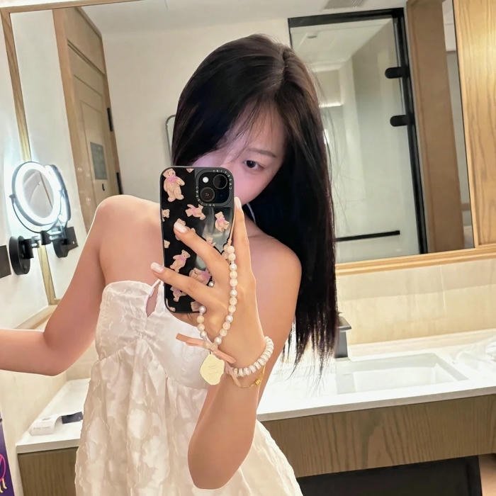 Mirror Girls Selfie DP outfit