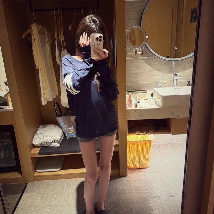 Mirror Selfie DP Girls style