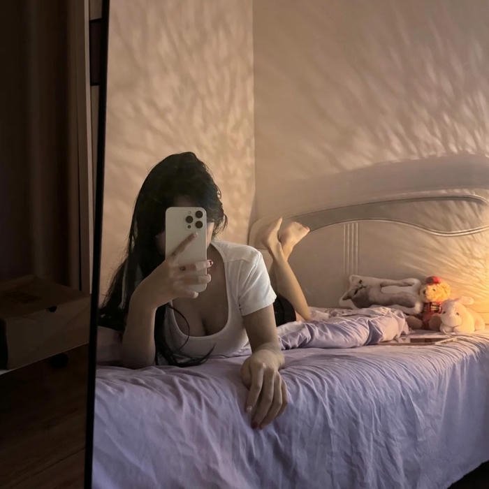 Mirror Selfie Girls DP aesthetic