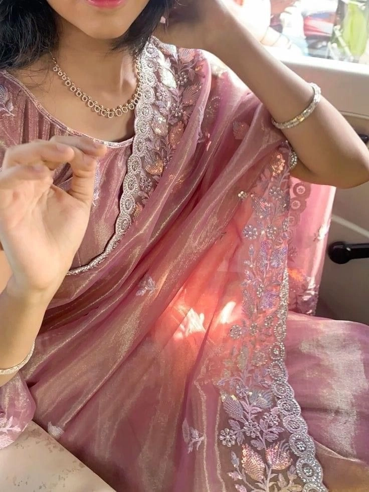 Stylish girl in saree profile picture