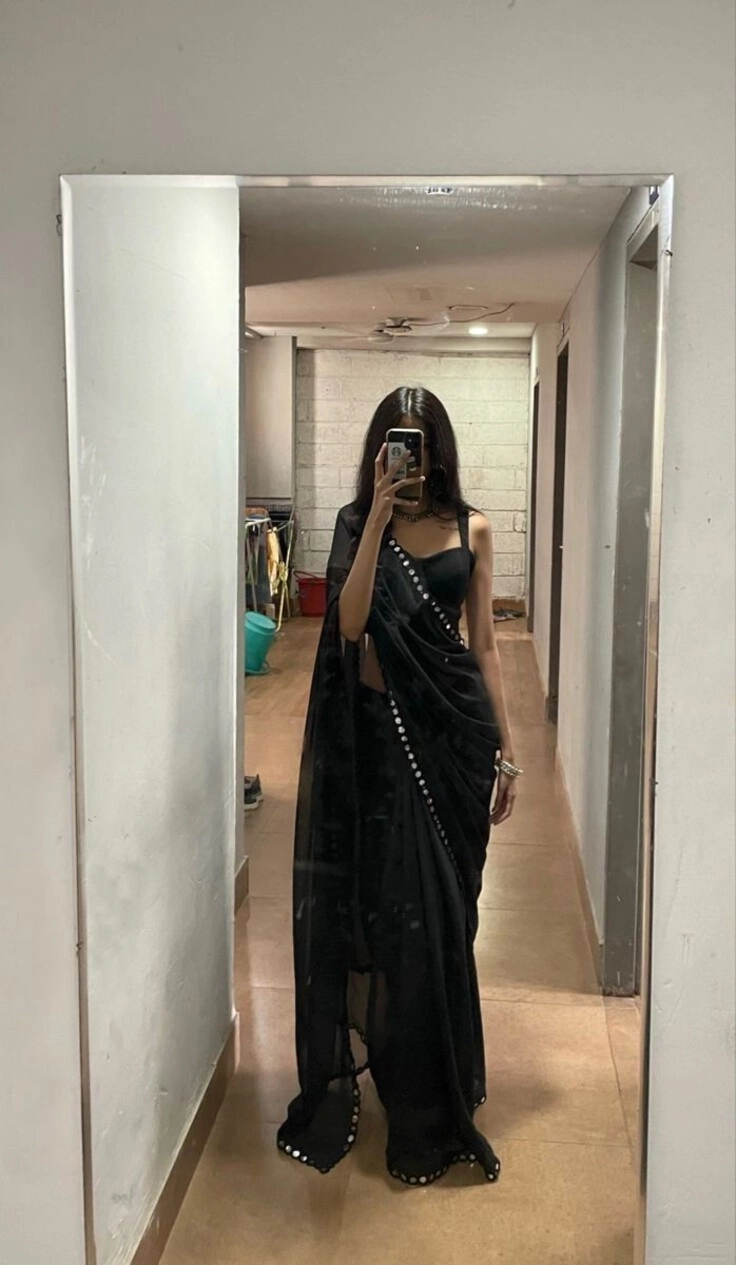 Trending saree girl profile picture 2025