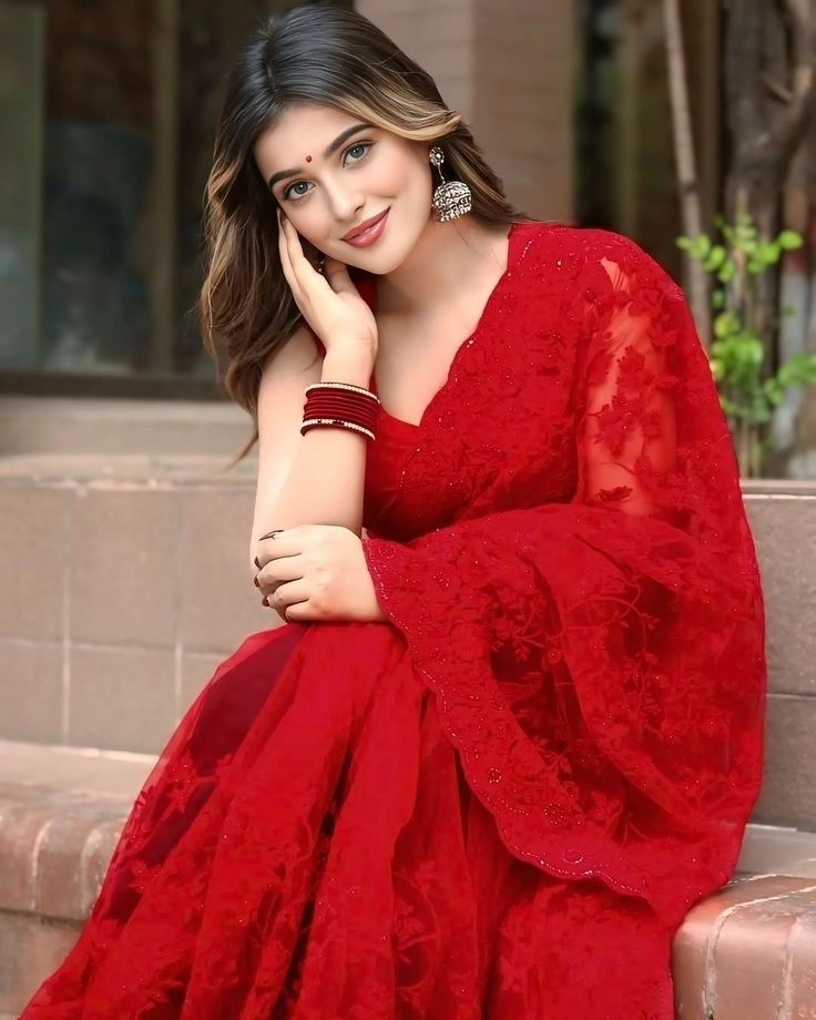 Beautifull girl saree pic for display picture