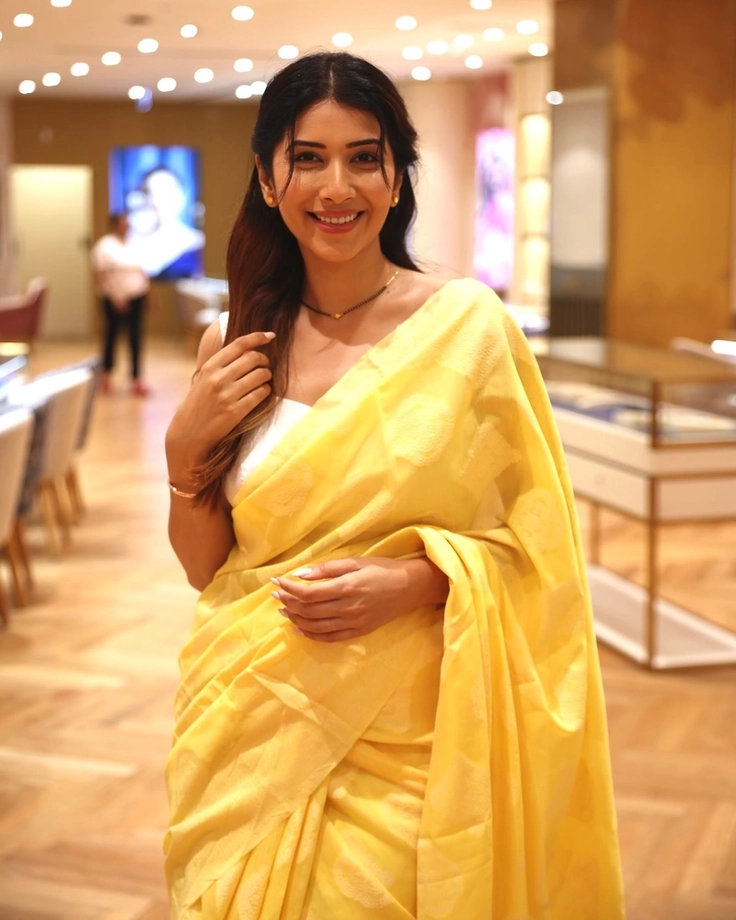 Girl wearing traditional saree for FB DP