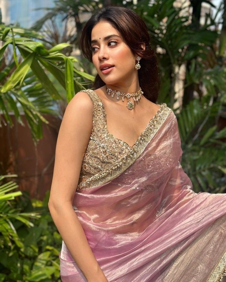 Cute saree girl dp for WhatsApp