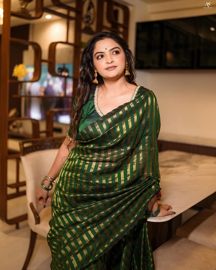New dp for girl wearing saree