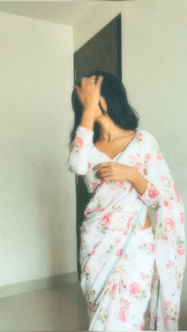 beautifull girl dp in saree