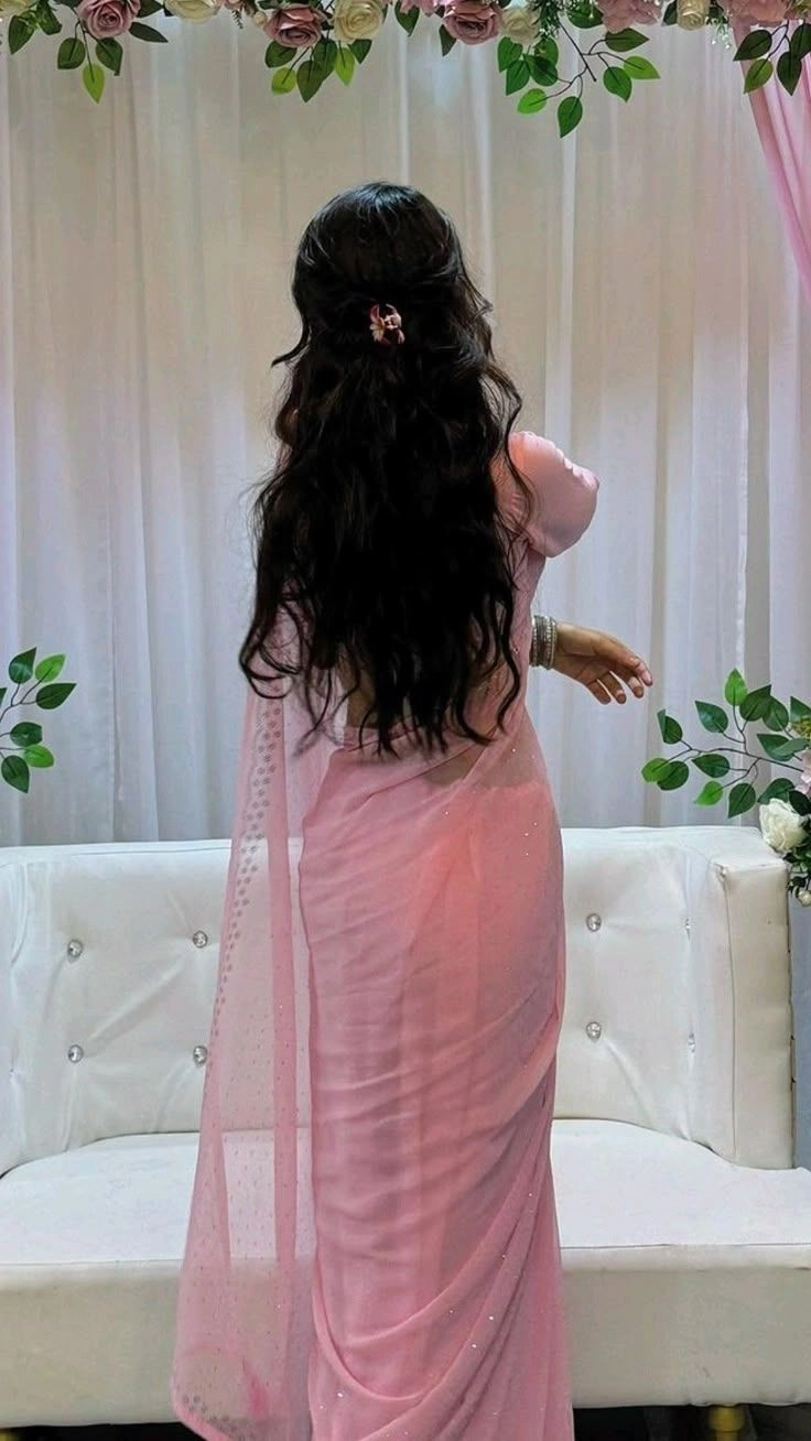 Girl in saree DP idea for classy WhatsApp look
