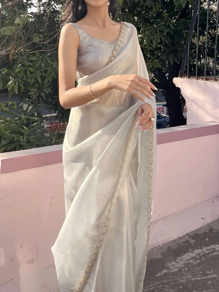 Stylish saree girl DP for social media profiles