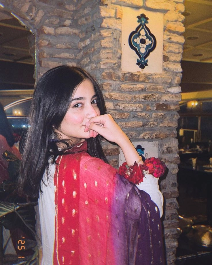 artistic single girl dp