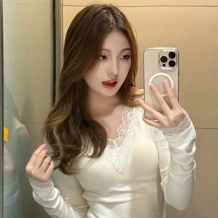 casual Mirror Selfie Girls DP