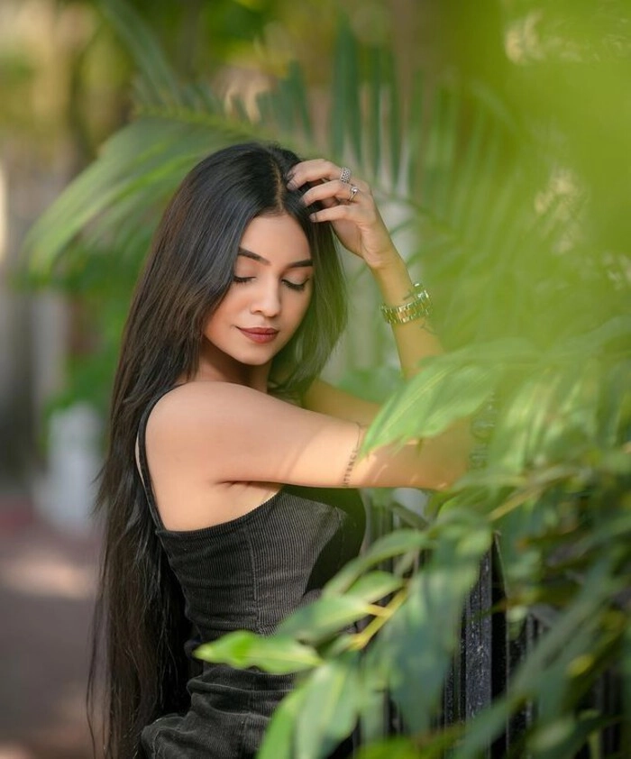 closeup single girl dpside pose single girl dp