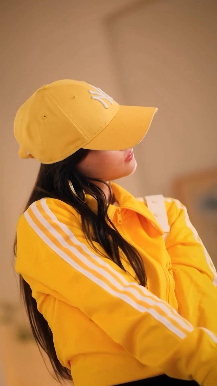 dp of girls in yellow shirt