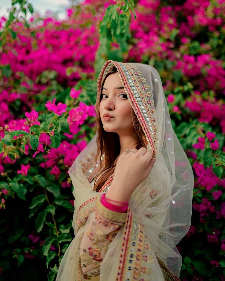 girls dp in punjabi suit