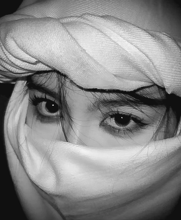 whatsapp display picture girl eyes