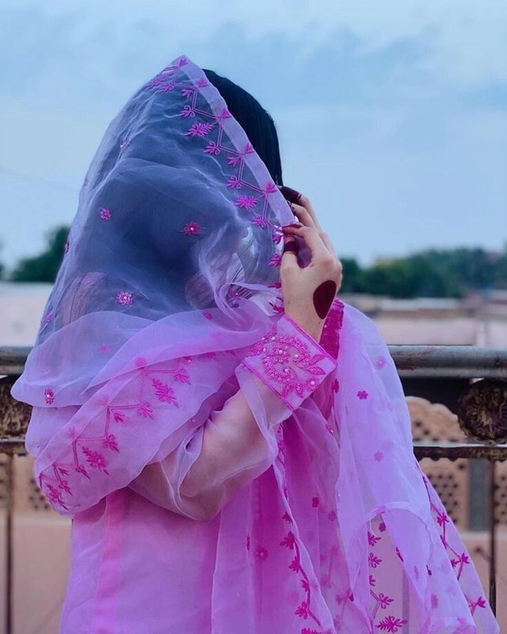girl turning back dp
