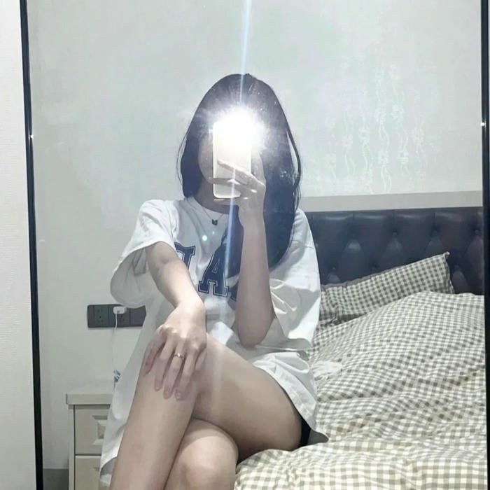 minimal Mirror Selfie Girls DP