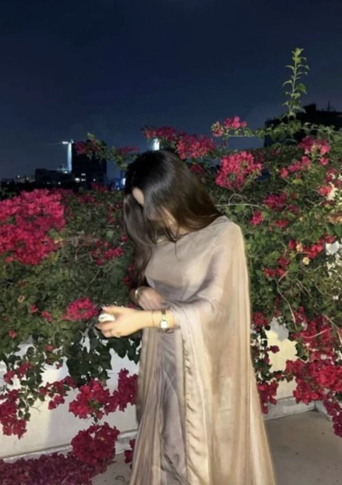 minimal style single girl dp