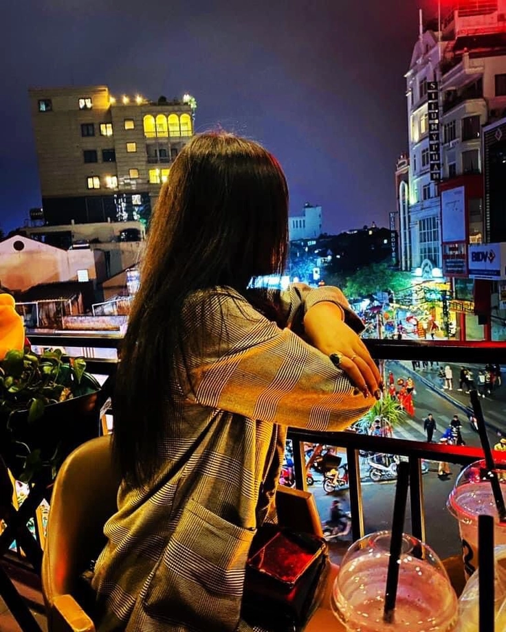 smiling single girl dp