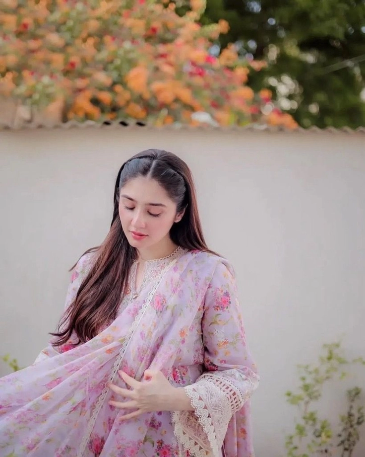 stylish girl dp in punjabi suit