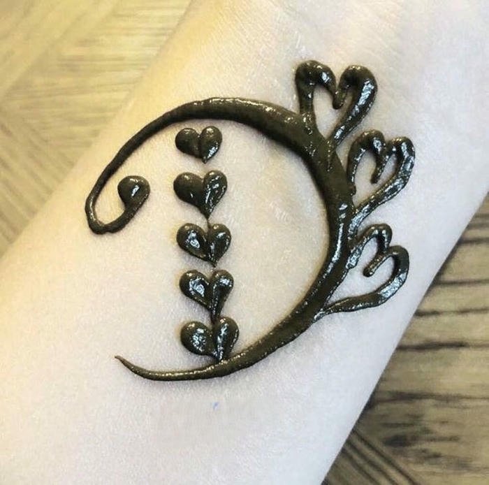 D letter mehndi design elegant style for bridal hands