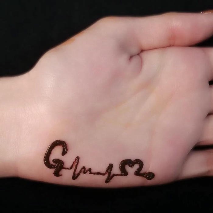 G mehndi designs stylish alphabet art for mehndi lovers