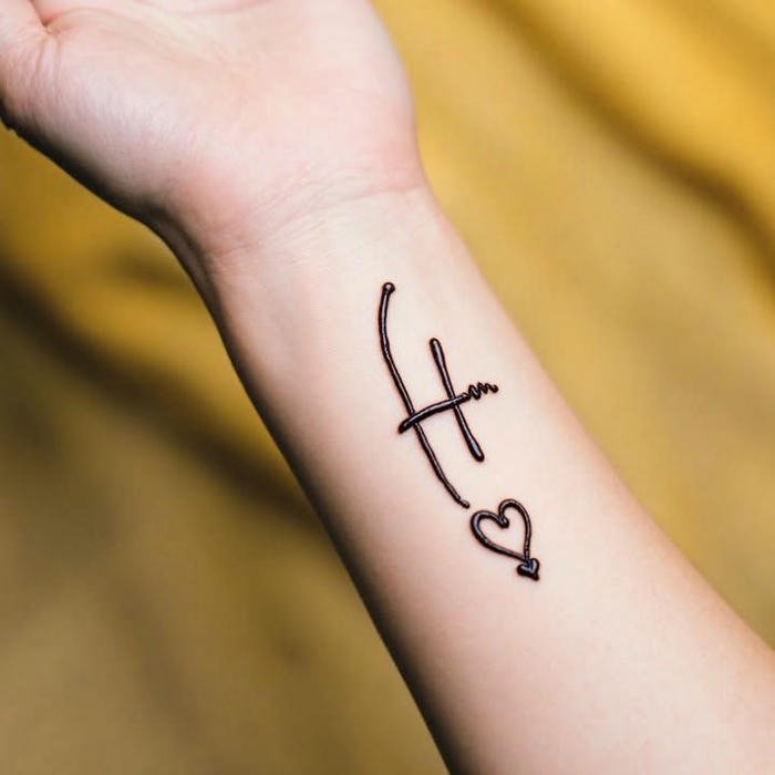 H letter mehndi design simple elegant alphabet henna pattern