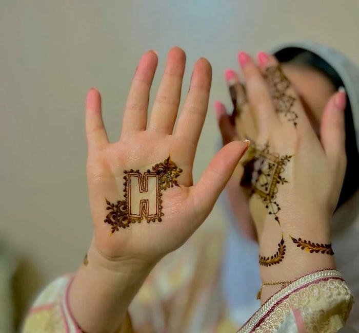 H mehndi design simple elegant alphabet henna style