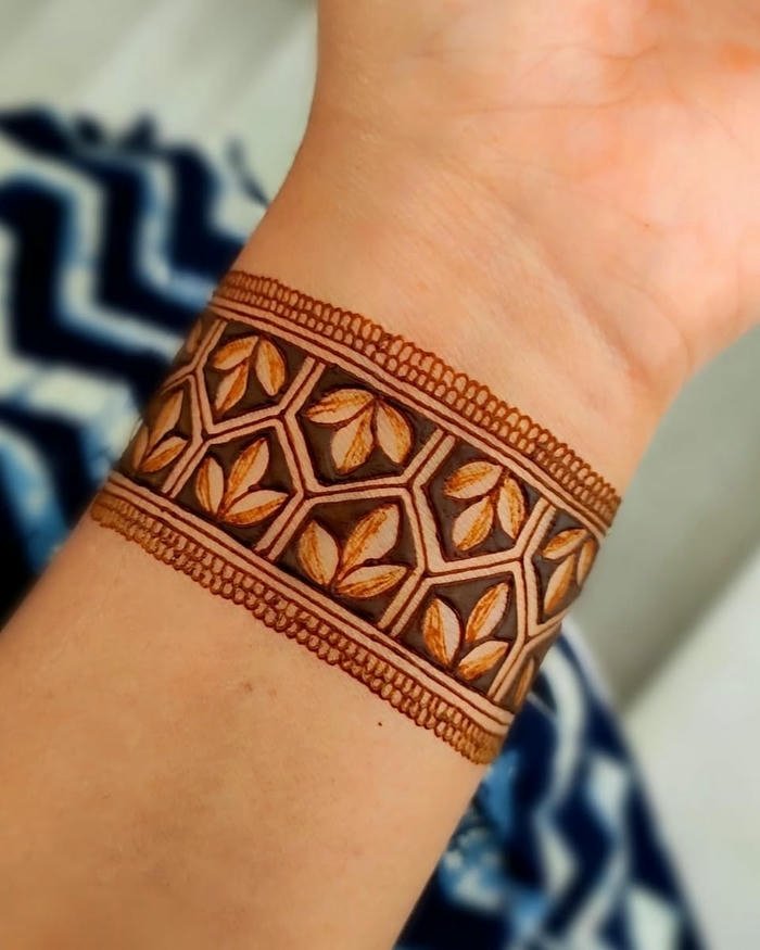 Mehndi Design Wrist graceful pattern circling hand joint