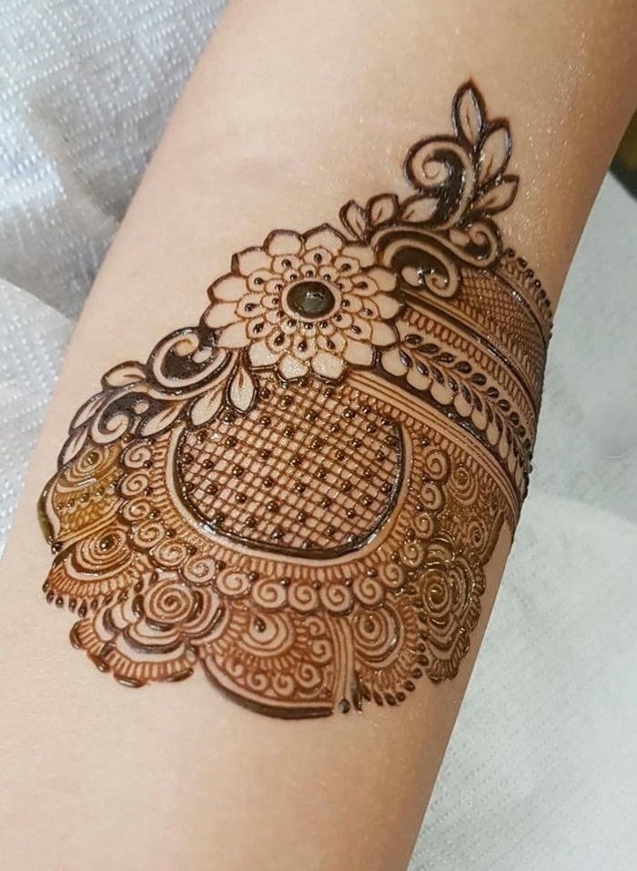 Mehndi Design Wrist modern look with subtle detailing