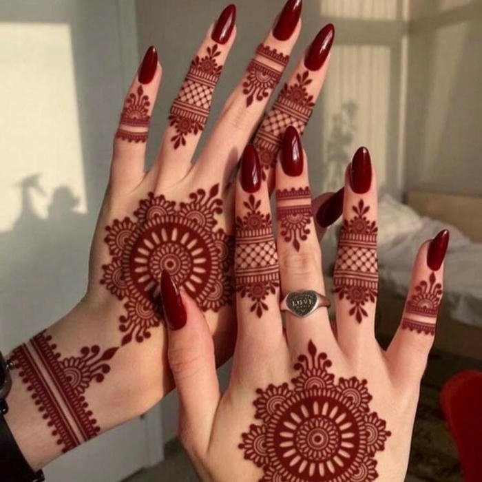 Mehndi V Design tattoo