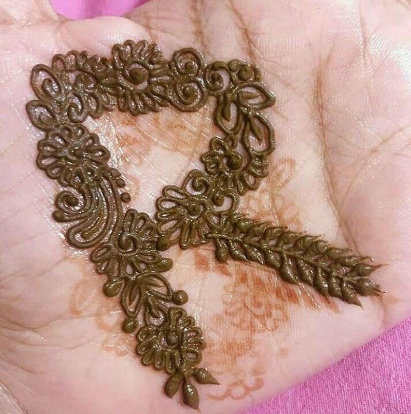 R Mehndi Designs minimal trendy look