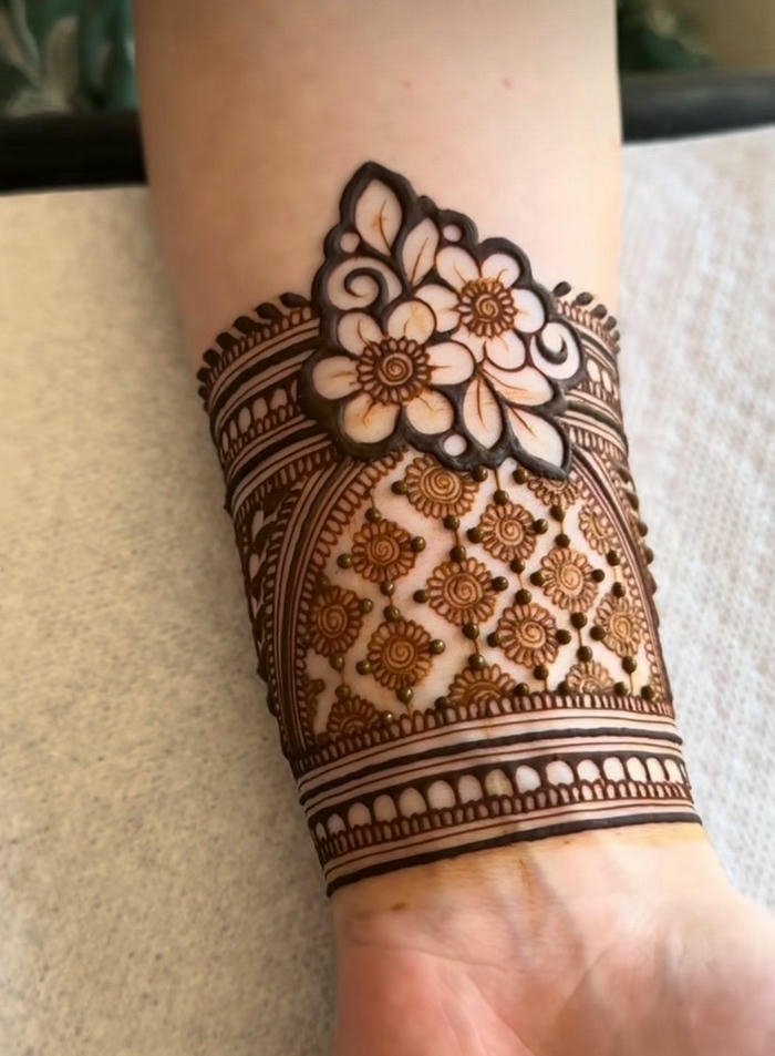 Wrist Mehndi Design creative vine pattern wrist decoration