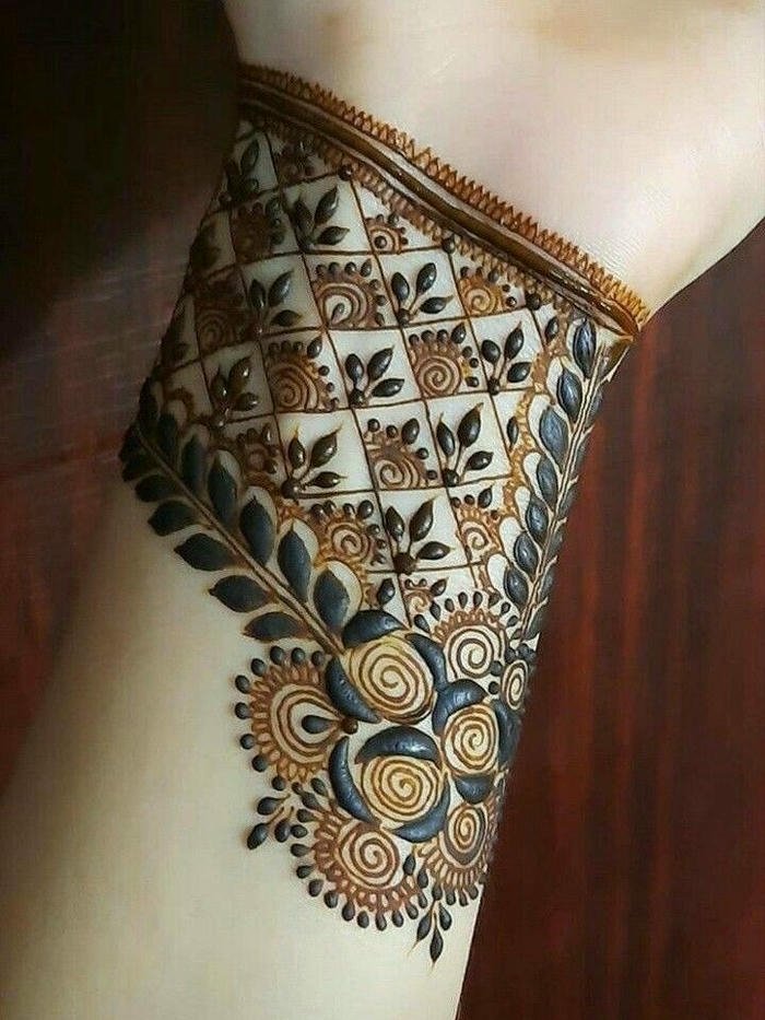 Wrist Mehndi Design lightweight henna suitable for festivals