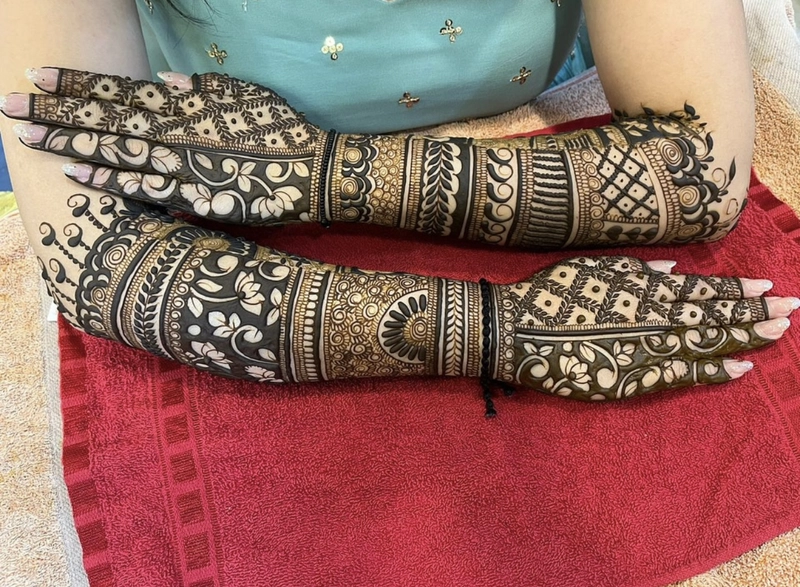 aesthetic back hand finger mehndi design