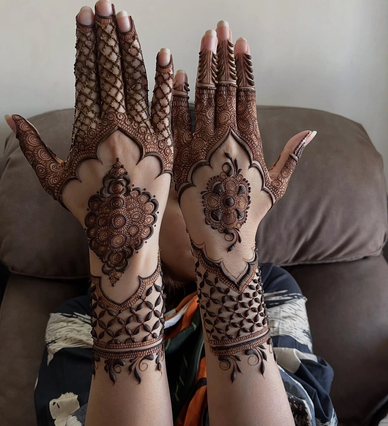 aesthetic back hand mehndi design easy