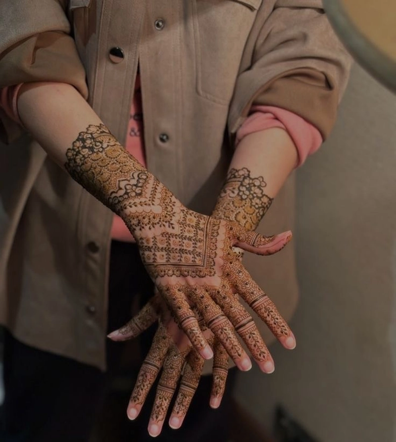 aesthetic back hand mehndi design simple