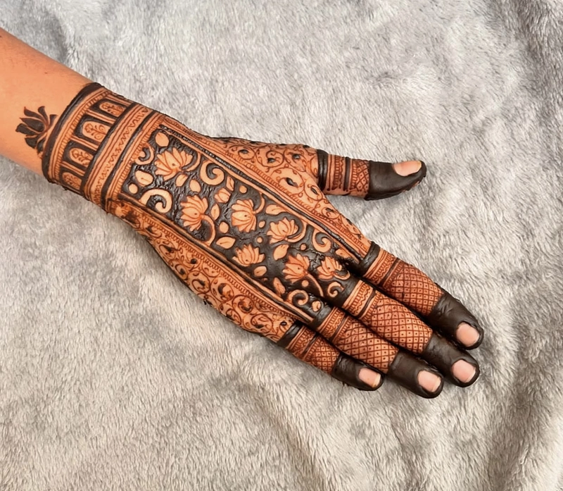 aesthetic henna mehndi design back hand