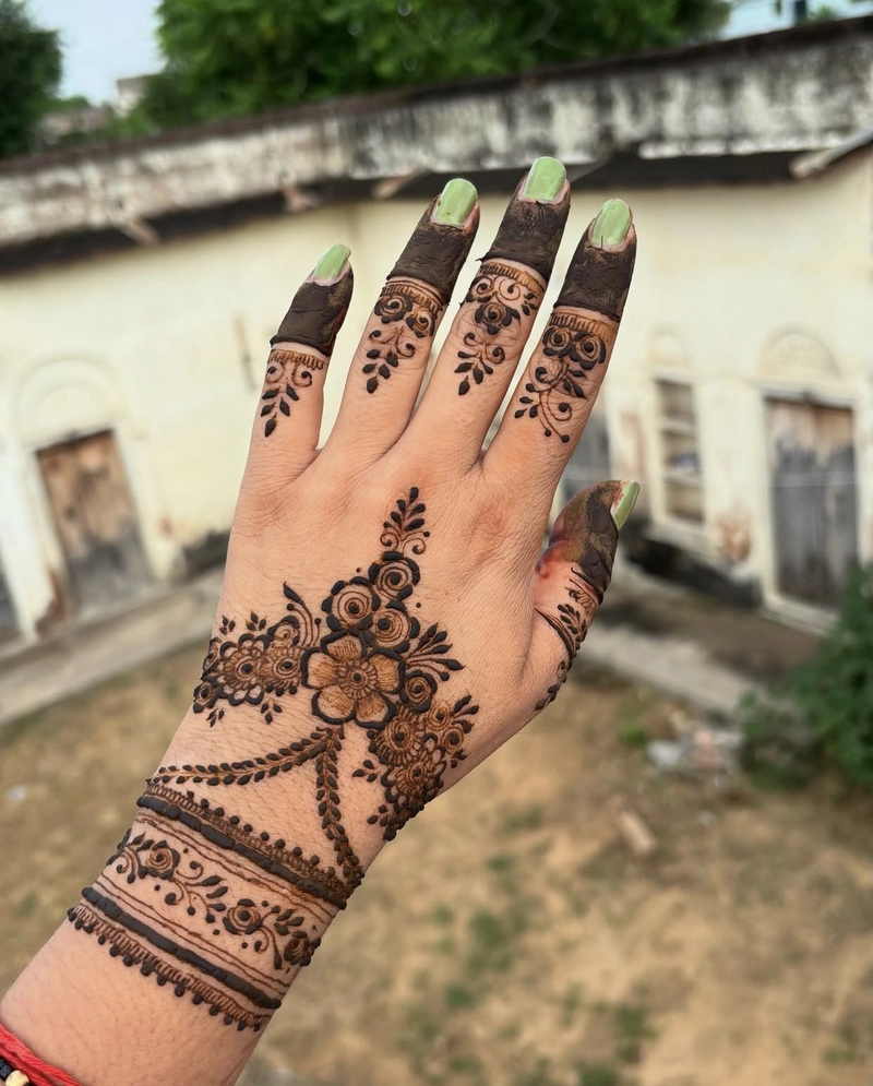 aesthetic mehndi design back hand circle