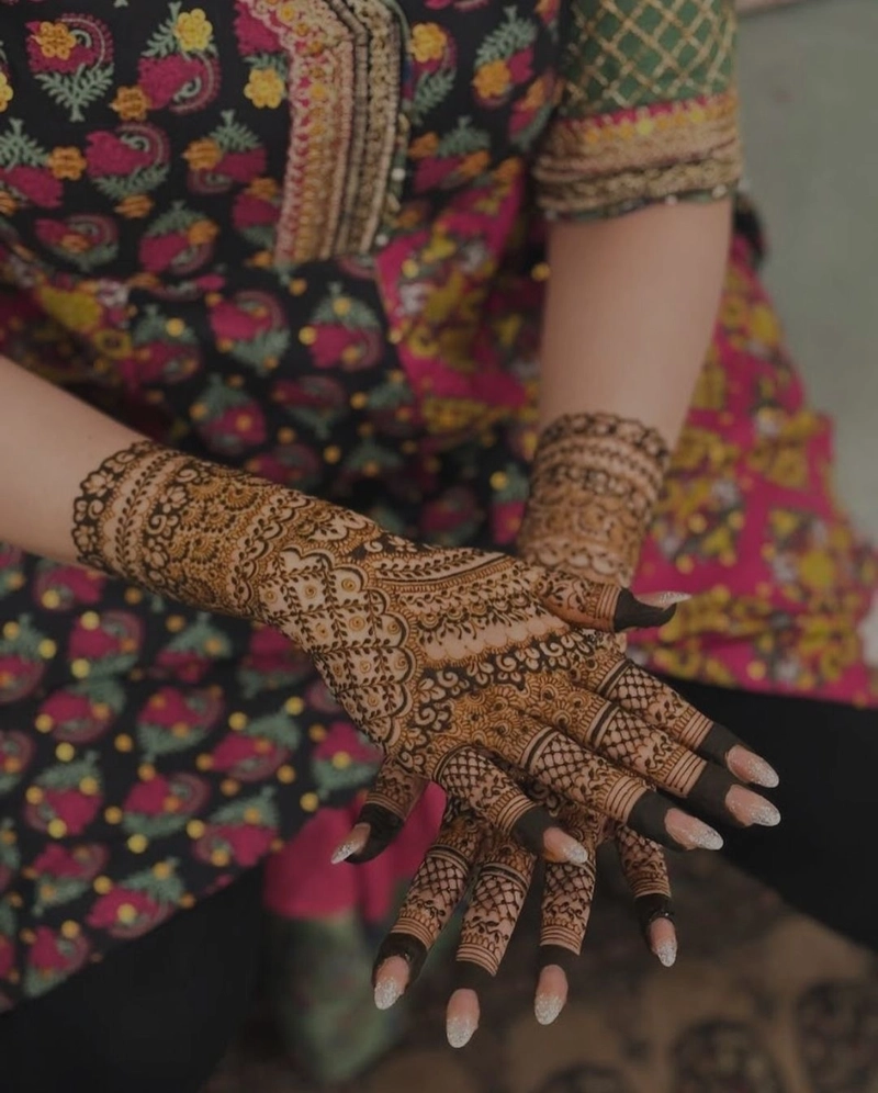 aesthetic mehndi design back hand simple and beautiful