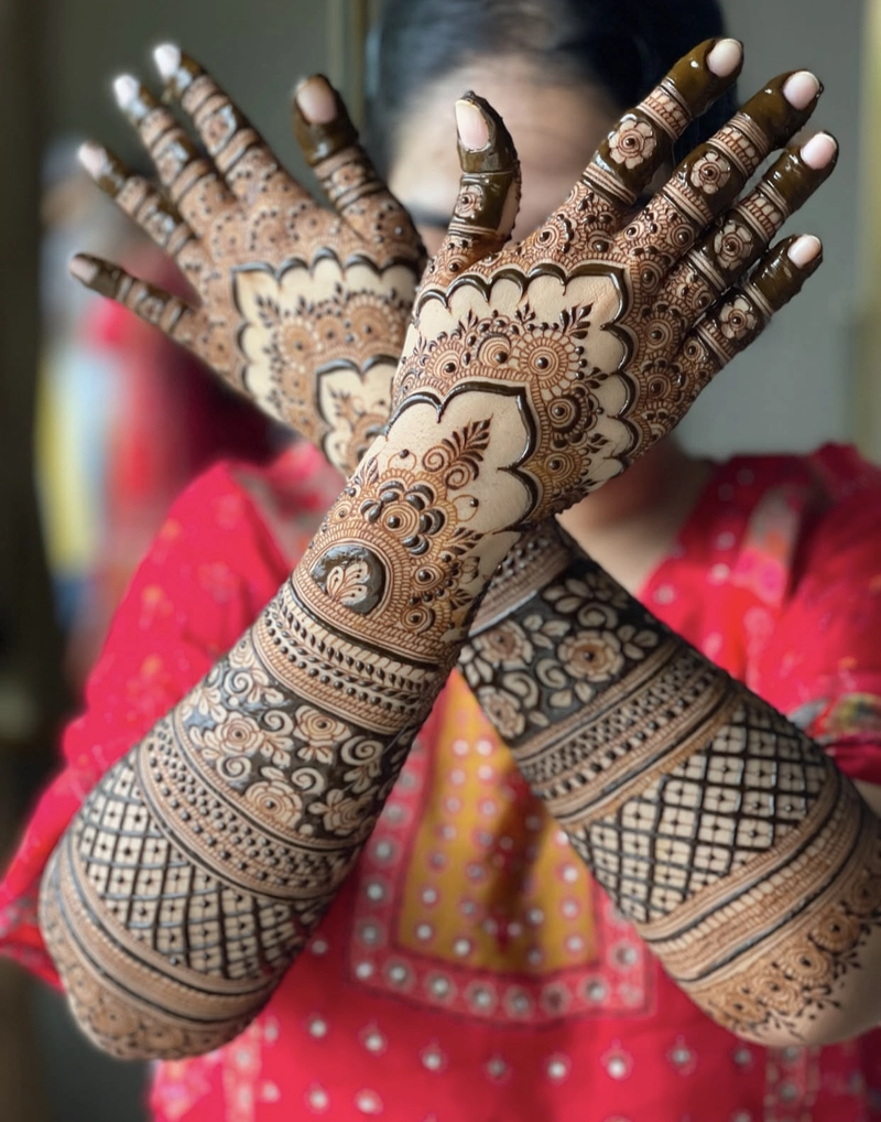 aesthetic mehndi design for back hand simple