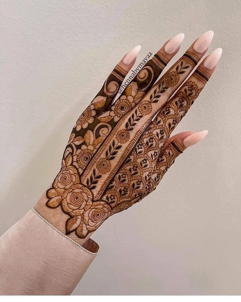 aesthetic mehndi design for back hand