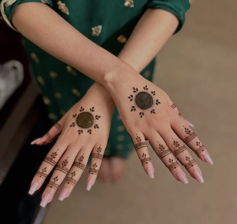 aesthetic mehndi design in back hand