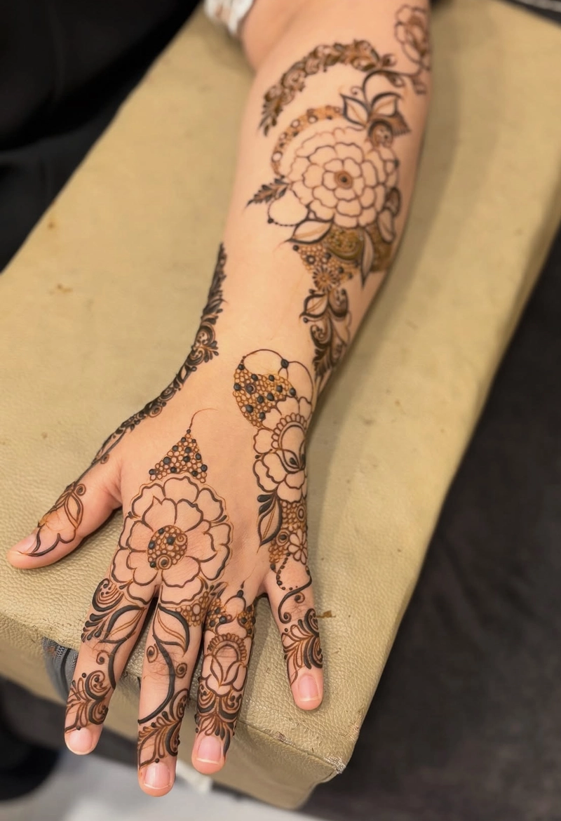 aesthetic mehndi design on back hand
