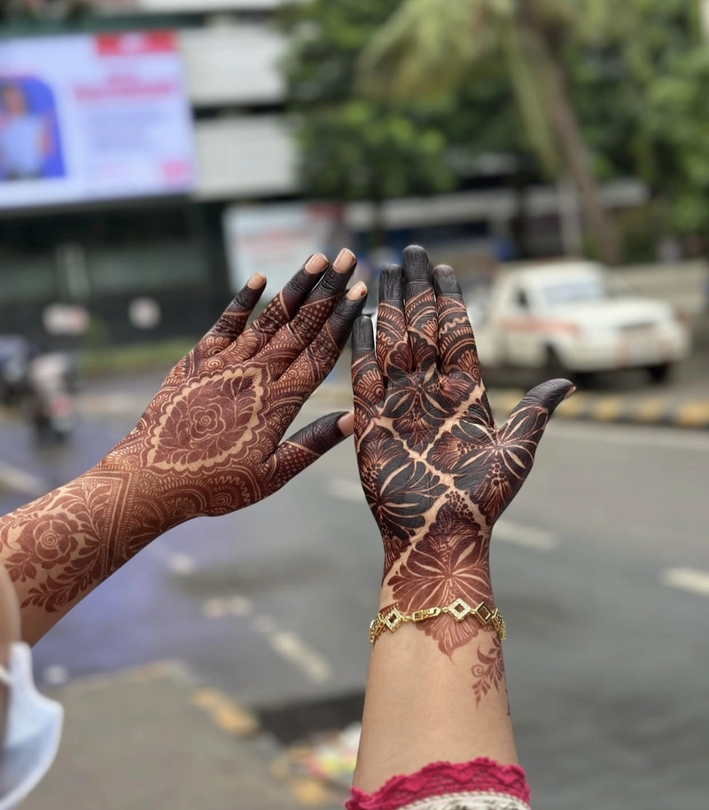 aesthetic minimal back hand mehndi design