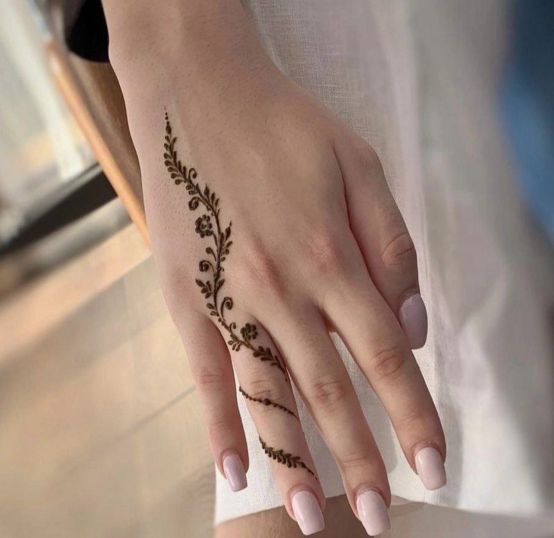 back hand khafif mehndi design