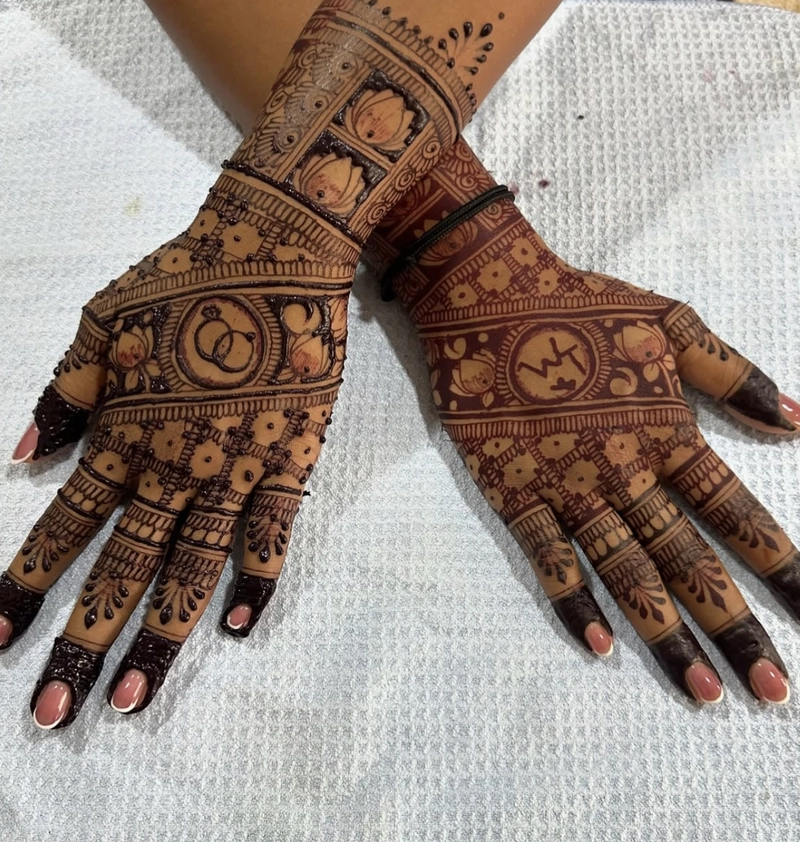 back side stylish dulhan back full hand bridal mehndi design