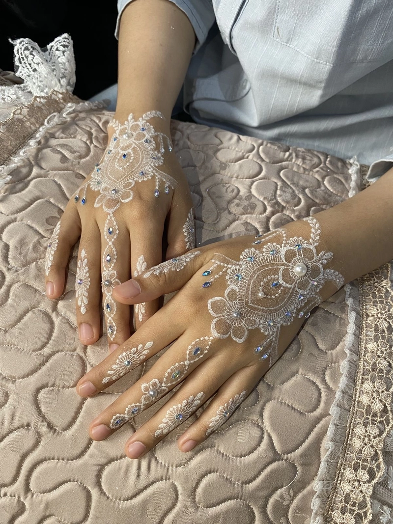 bridal full back hand stylish mehndi design